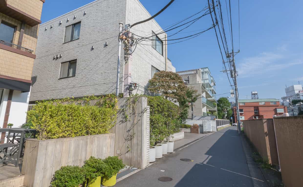 写真:オフィスの入っているマンション、表参道側からの外観